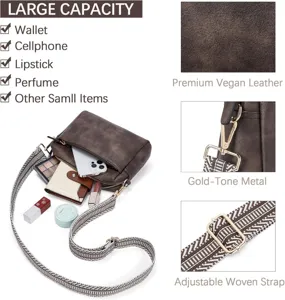 Vista detallada de un pequeño bolso bandolera de cuero vegano con gran capacidad y textura.