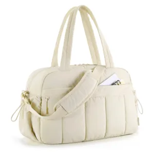 Detalle de una maleta de viaje acolchada beige grande con correa y bolsillo lateral