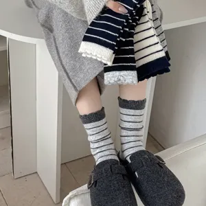 Nahaufnahme von gestreiften Wollsocken mit dicker Strickstruktur und Farboptionen.