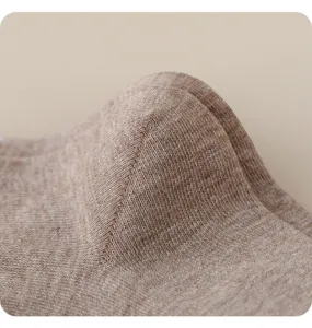 Gros plan de chaussettes thermiques en laine pour homme avec texture tricotée brossée douce et chaude.