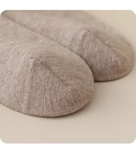 Gros plan sur le bout de chaussettes thermiques d'hiver pour homme, texture tricot douce.