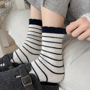 Detailansicht weicher gestreifter Wollsocken mit elastischem Bündchen für winterliche Wärme
