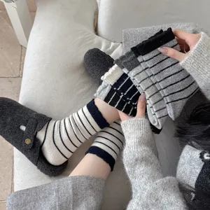 Detailansicht der weichen Textur und Streifen von verdickten Winter-Wollsocken