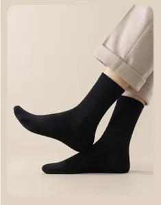 Chaussettes mi-hautes côtelées en mélange de laine thermiques unies pour hommes en hiver.
