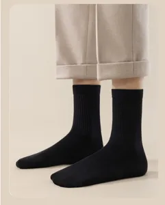 Détail en gros plan des chaussettes éponge en laine noire épaisse et douce pour homme.