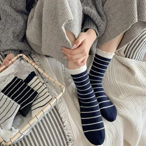 Gemütliche marineblau gestreifte Socken kombiniert mit einem grauen Wollpullover