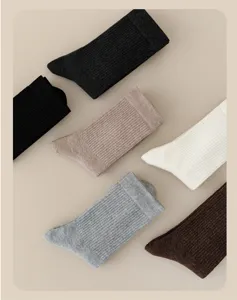 Vue détaillée de chaussettes montantes thermiques en laine côtelée douce et unie.