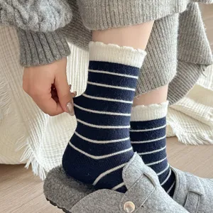 Detailaufnahme von marineblau gestreiften, dicken Wollsocken mit weicher Struktur