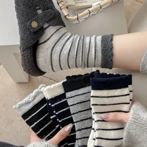Nahaufnahme von gestreiften Wadenstrümpfen in verschiedenen Farben mit Stricktextur