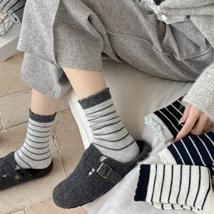 Gemütliche gestreifte Wintersocken für Damen aus dickem Strickmaterial für den Alltag