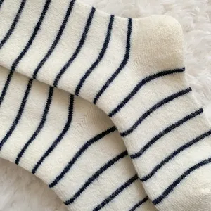 Nahaufnahme von dicken gestreiften Wollsocken mit gemütlicher weicher Stricktextur
