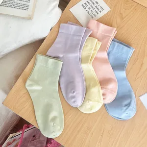 Chaussettes mi-mollet en coton respirant pour femmes en tons pastels