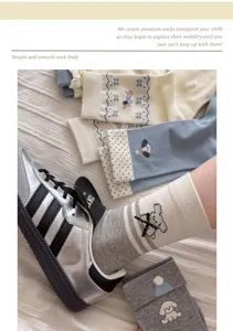 Vue détaillée de chaussettes mi-mollet pour chiot mignon, tricot de coton doux et stylé.