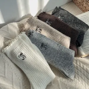 Chaussettes Mi-Mollet Mignonnes en Mélange de Laine pour Femmes Doux Nœud Broderie Volants Chaudes Hiver Chaussettes Décontractées