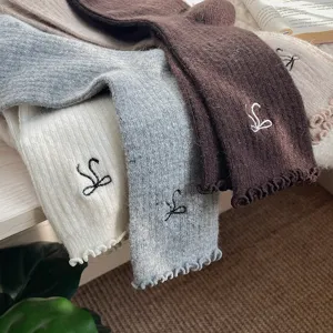 Chaussettes mi-hautes en laine douillettes pour femmes avec broderie nœud et bordure dentelle.