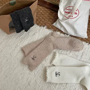 Chaussettes d'hiver en laine pour femmes avec broderie nœud, chaussettes douillettes en cachemire.