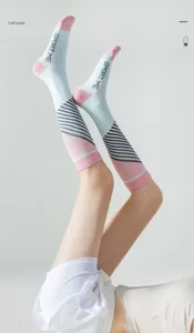 Macro vista di calze sportive a compressione a righe con scritte Sport Me eleganti