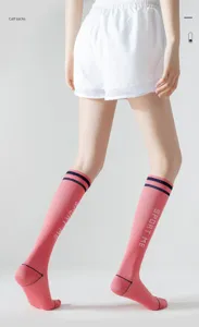Primo piano di calze a compressione rosa con strisce e scritta SPORT ME per fitness