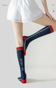 Vista dettagliata di calzini sportivi blu navy con bordo rosso e strisce bianche