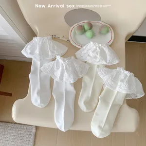 Nahaufnahme von süßen japanischen Lolita-Socken mit weißer Spitzenrüsche, Prinzessinnen-Stil.