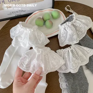 Süße japanische Lolita Spitzen-Rüschen-Socken in Weiß und Grau für den süßen Alltags-Look.