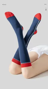 Vista dettagliata dei calzettoni blu navy con contrasti rossi e strisce bianche
