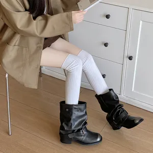 Strick-Knie-Socken kombiniert mit slouchy schwarzen Stiefeln Detail, Herbst Winter gemütlicher Stil.