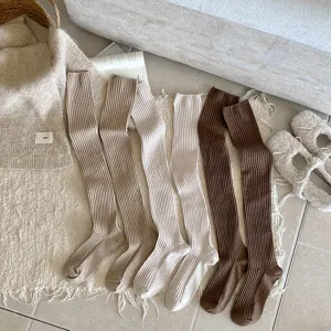 Gerippte Overknee Socken fuer Damen, ideale Stiefelsocken fuer Herbst und Winter Outfits.