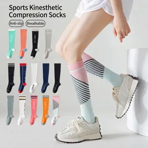 Calze a compressione a righe al polpaccio per donna in vari colori sportivi