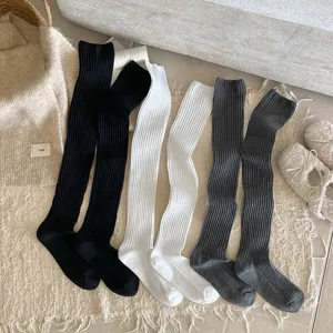Gerippte Kniestrümpfe für Damen, gemütliche lange Winterstiefelsocken in Schwarz Weiß Grau.