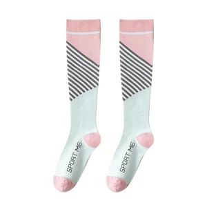 Calze sportive a compressione al ginocchio con elegante motivo a righe e scritte