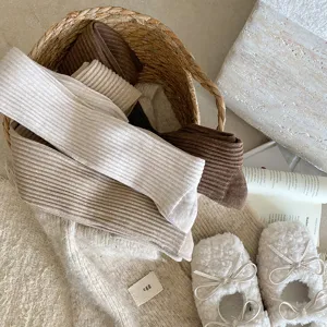 Gestreckte Strick-Stiefelsocken für Damen, warme lange Rippstrümpfe im Winter, gemütlicher Stil.