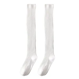 Weisse lange Socken für Damen, geripptes Strickmuster über dem Knie, klassische Wintermode.