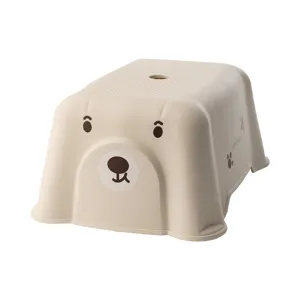 Taburete pequeño de plástico con forma de oso y superficie antideslizante para niños