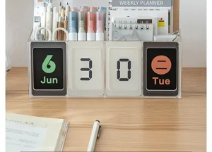 Detail eines transparenten Schreibtisch-Organizers mit integriertem Dauerkalender