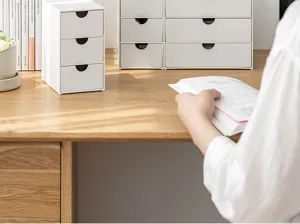 Πολυεπίπεδο κουτί αποθήκευσης γραφείου με συρτάρια, λευκός μινιμαλιστικός οργανωτής αντικειμένων.