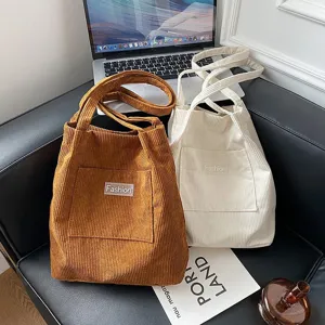 Große Cord-Einkaufstaschen für Damen in den Trendfarben Braun und Weiß im Eimer-Stil