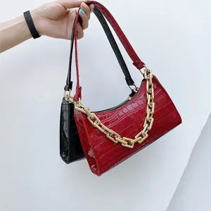 Bolso de hombro con estampado de cocodrillo y cadena dorada en rojo y negro chic.
