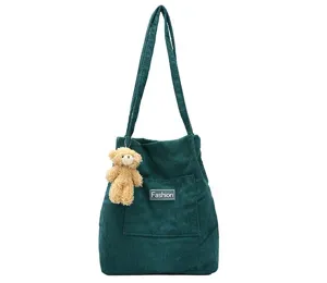 Grüne Cord-Einkaufstasche mit großem Fassungsvermögen und süßem Teddybär-Plüschanhänger