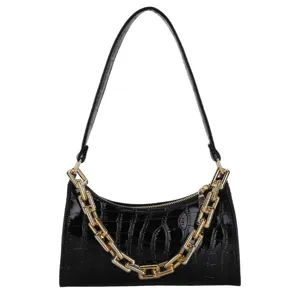 Bolso de hombro negro brillante con patrón de cocodrilo y cadena dorada decorativa