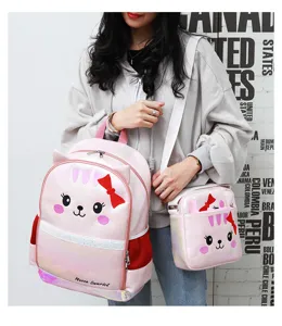 Detailaufnahme eines rosa 3-teiligen Schulrucksack-Sets mit süßem Katzendesign für Mädchen.