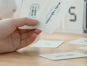 Nahaufnahme von Motivationskarten für den kreativen ewigen Kalender auf dem Tisch