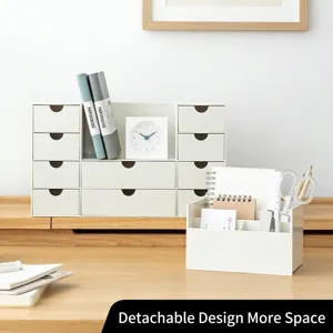 Organisateur de bureau blanc minimaliste à tiroirs multiples sur un bureau en bois