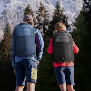 Scena all'aperto che mostra persone con zaini trolley da 20 pollici in blu e nero
