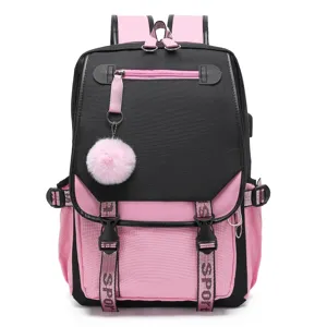 Vorderansicht des rosa-schwarzen Schülerrucksacks mit Schnallen und süßem Bommel