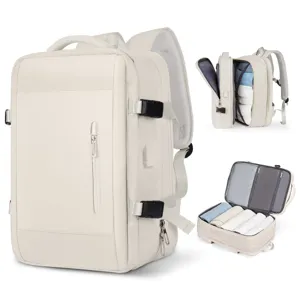 Detalle del interior de gran capacidad de una mochila de viaje crema para organizar