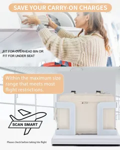 Detalle de mochila de viaje grande cabiendo en el compartimento superior y medidor de tallas.