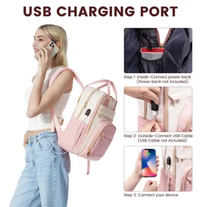 Dettaglio della porta di ricarica USB su uno zaino porta PC rosa e crema alla moda.