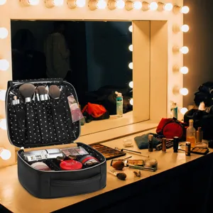 Detalle de un neceser de maquillaje de cuero PU negro con forro de lunares en un tocador.