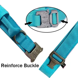 Detalle de la hebilla de metal reforzada en un collar táctico para perros de nailon turquesa